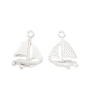 Detail van voor- en achterkant van zilveren zeilboot bedeltjes voor DIY sieraden maken