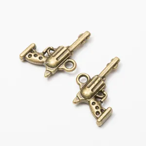Dijes de revólver vintage de bronce para joyería DIY y accesorios de llaveros
