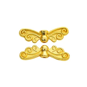 Coppia di perle ad ala in lega d'oro vintage con rilievo a spirale per creazione di gioielli