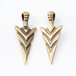 Pendentifs flèche vintage en alliage de bronze avec design en V multicouche et anneau