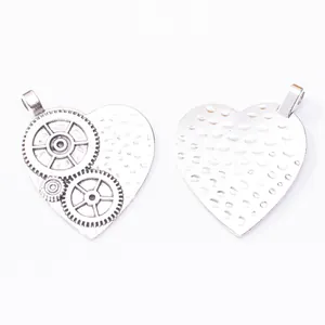Ciondolo cuore steampunk con dettagli ingranaggi in lega argento antico per gioielli