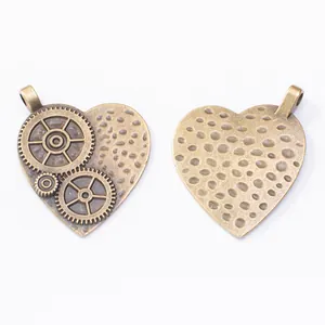 Ciondolo a cuore steampunk bronzo antico con ingranaggi e superficie martellata