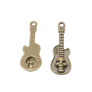 Ciondolo chitarra vintage in bronzo con teschio in rilievo per gioielli fai da te