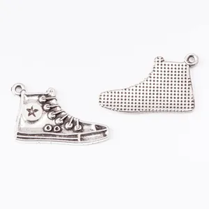 Paire de pendentifs baskets vintage en alliage argenté montrant les détails recto verso