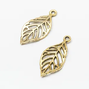Vue macro détaillée de deux pendentifs feuilles en bronze vintage avec nervures évidées