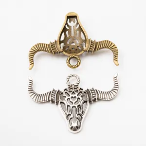 Makroaufnahme von Retro-Stierkopfanhängern aus Zinklegierung in Bronze und Silber