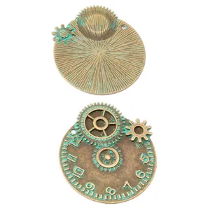 Detail von Bronze-Steampunk-Zahnrädern und Uhranhängern mit Ziffern und radialen Mustern