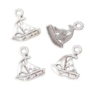 Set van vier vintage gelegeerde zeilbootbedeltjes voor DIY-sieraden en handwerk