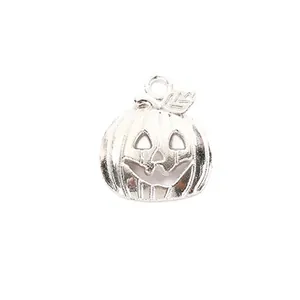 Gros plan du pendentif citrouille vintage argentée avec visage pour création de bijoux