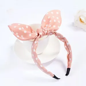 Vista dettagliata di un cerchietto rosa a pois con orecchie di coniglio su una tazza