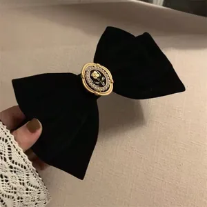 Barrette à cheveux rétro en velours noir avec centre orné de perles et rose dorée