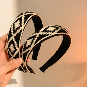 Deux serre-têtes vintage en tricot à motif pied-de-poule noir et blanc élégants