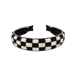 Bandeau tricoté à damier noir et blanc avec bord large et texture de haute qualité