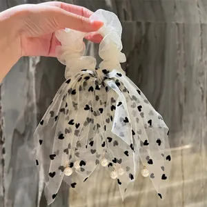 Elastico per capelli in rete bianco crema con cuori neri e piccoli pendenti di perle