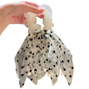 Elastico per capelli bianco con fiocco, cuori neri e nappe di perle pendenti