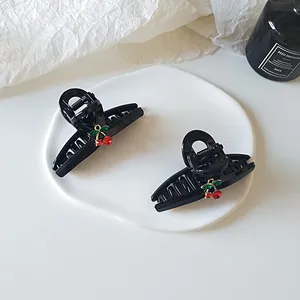 Set mit zwei schwarzen Haarklammern aus Harz mit funkelndem roten Kirsch-Design