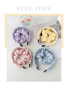 Set van haarband en scrunchie met ruitpatroon in paars, geel, roze en blauw tinten
