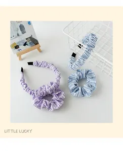 Detail van geruite haarband en scrunchie sets in blauwe en paarse katoenen stof