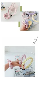 Detailopname van geruite stoffen haarbanden en scrunchies in zachte macaronkleuren