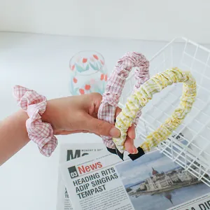 Haaraccessoireset met roze en gele geblokte haarband en scrunchie voor damesmode