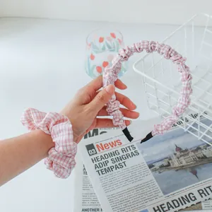 Set van roze en witte geruite scrunchie en hoofdband voor dames in een stijlvol patroon