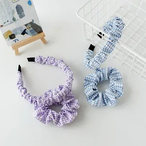 Stijlvolle set van ruitjes hoofdband en scrunchie in pastel blauw en lila