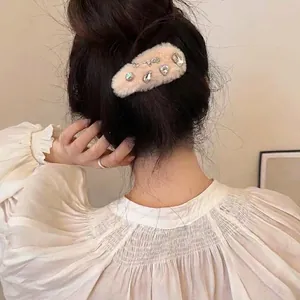 Fermaglio per capelli in peluche kaki con strass e rosa in metallo su modella