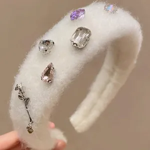 Cerchietto in peluche bianco con gemme colorate e ciondolo a forma di rosa argento