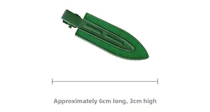 Détail d'une barrette géométrique verte avec texture cuir, longueur environ 6 cm