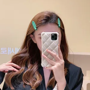 Gros plan sur la coque iPhone beige matelassée avec texture géométrique 3D