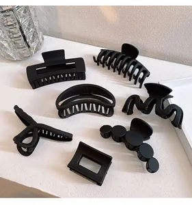 Lot de sept pinces à cheveux noir mat aux divers designs géométriques et minimalistes