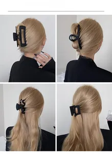Vue détaillée de quatre pinces à cheveux noires mates aux designs géométriques variés