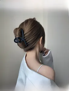 Détail d'une grande pince à cheveux noire mate pour une coiffure relevée élégante