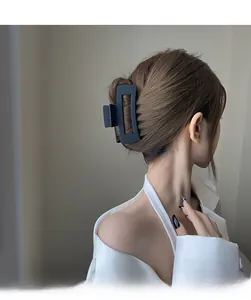 Pince à cheveux rectangulaire noire mate maintenant un chignon élégant et classique