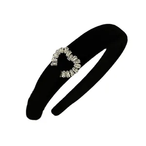 Serre-tête français vintage en velours noir avec un décor cœur en strass brillant