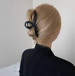 Grande pince à cheveux noire mate élégante pour femme pour coiffures relevées chic