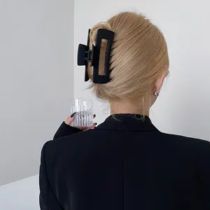 Pince à cheveux rectangulaire noir mat pour femme, style minimaliste sur cheveux blonds