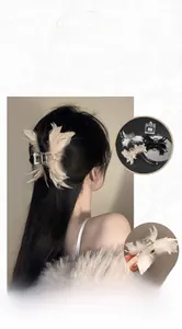 Détail d'une pince à cheveux élégante en plumes d'autruche avec finition métallique