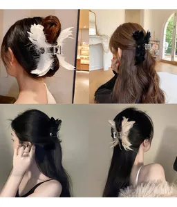 Détails de pinces à cheveux élégantes en plumes noires et blanches pour coiffures
