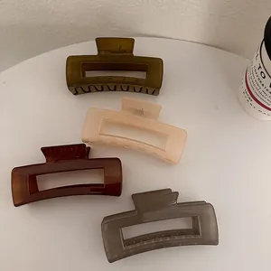 Set van vier grote matte haarklemmen van acryl in groen roze koffie en grijs kleuren