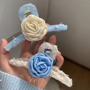 Pinces à cheveux camélia élégantes avec roses en satin et bordure en dentelle chic