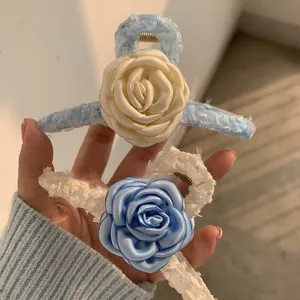 Pinces à cheveux élégantes avec roses en satin et dentelle pour coiffures féminines