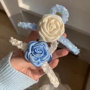 Détails des pinces à cheveux camélia en soie 3D avec bordure en dentelle délicate