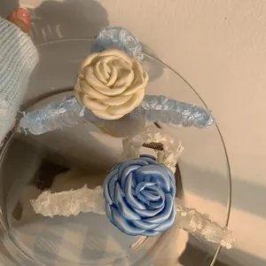 Pince à cheveux en dentelle avec roses de satin bleu clair et blanc crème