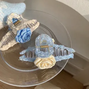 Pinces à cheveux élégantes avec base en dentelle et roses en satin bleu et crème