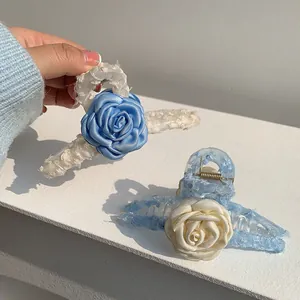 Gros plan détaillé des pinces à cheveux florales avec dentelle et roses en satin
