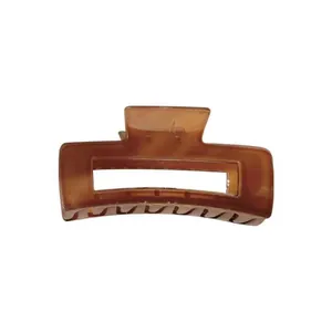 Minimalistische rechthoekige holle haarklem van amber acryl voor dames op wit