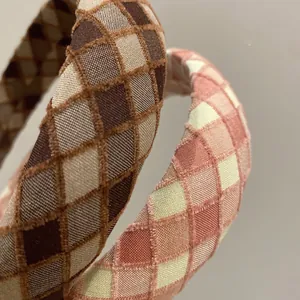Set di cerchietti scozzesi a quadretti con tessuto rosa e marrone e trama a griglia