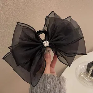 Elegante molletta per capelli con grande fiocco in rete nera e cristallo lucido
