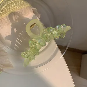 Pince à cheveux vert clair mat avec papillons 3D irisés pour coiffure élégante femme